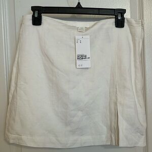 H&M brand NEW with tags linen blend white  skirt with a slit. Size M